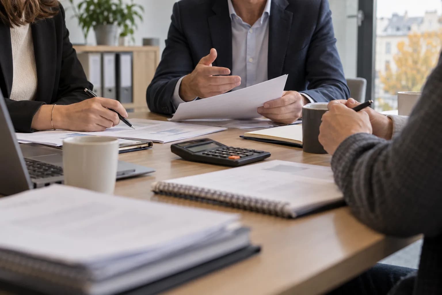 Préparation d’une négociation salariale autour de documents de travail dans une entreprise française.