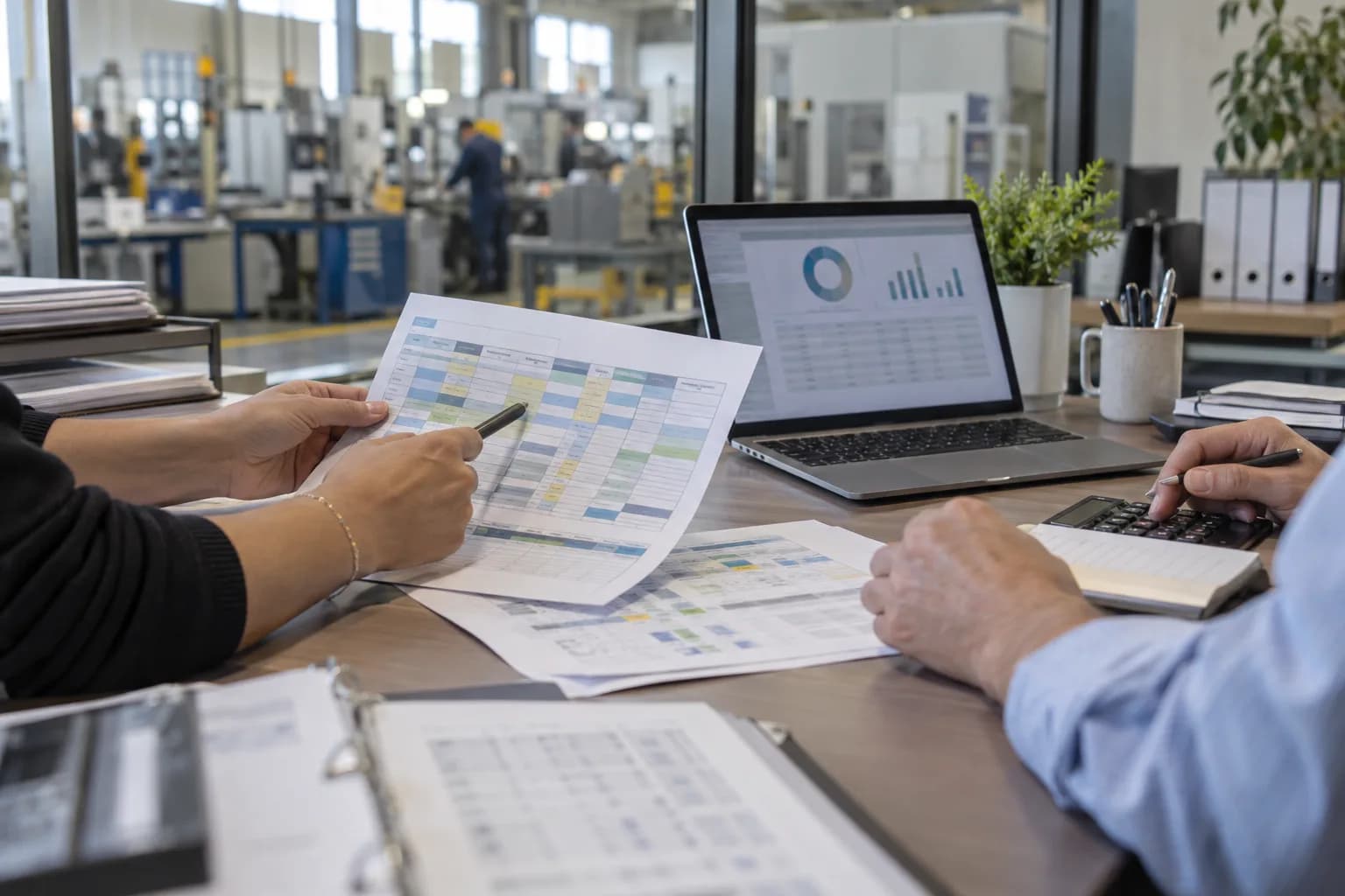 Des équipes RH et paie rapprochent les relevés de temps et les rémunérations dans une entreprise industrielle.